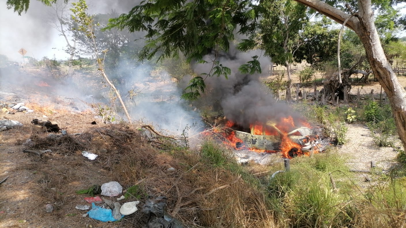 Camioneta se vuelca e incendia en San Jerónimo