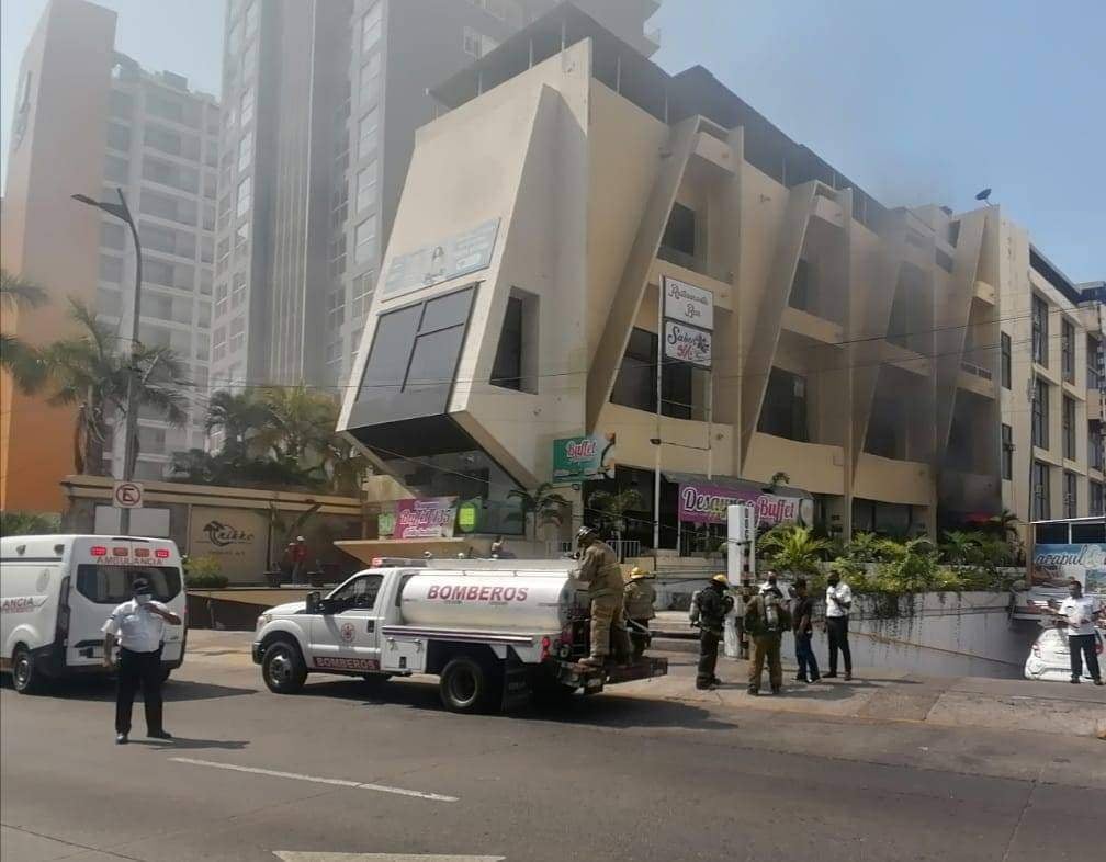 Bomberos de Acapulco sofocan incendio en Costera
