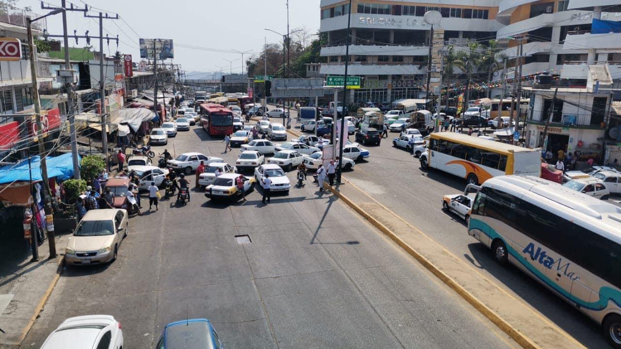 Bloqueos ‘desquician’ a Acapulco; taxistas exigen salida del Ejército y Guardia Nacional￼