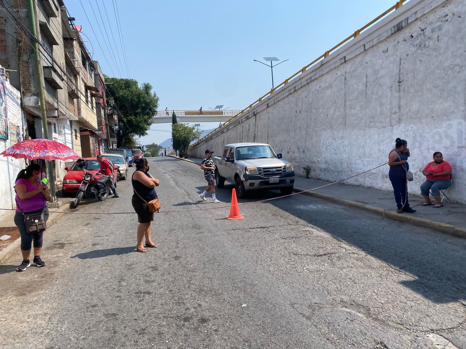 Bloquean vecinos tras dos meses sin agua, en Chilpancingo