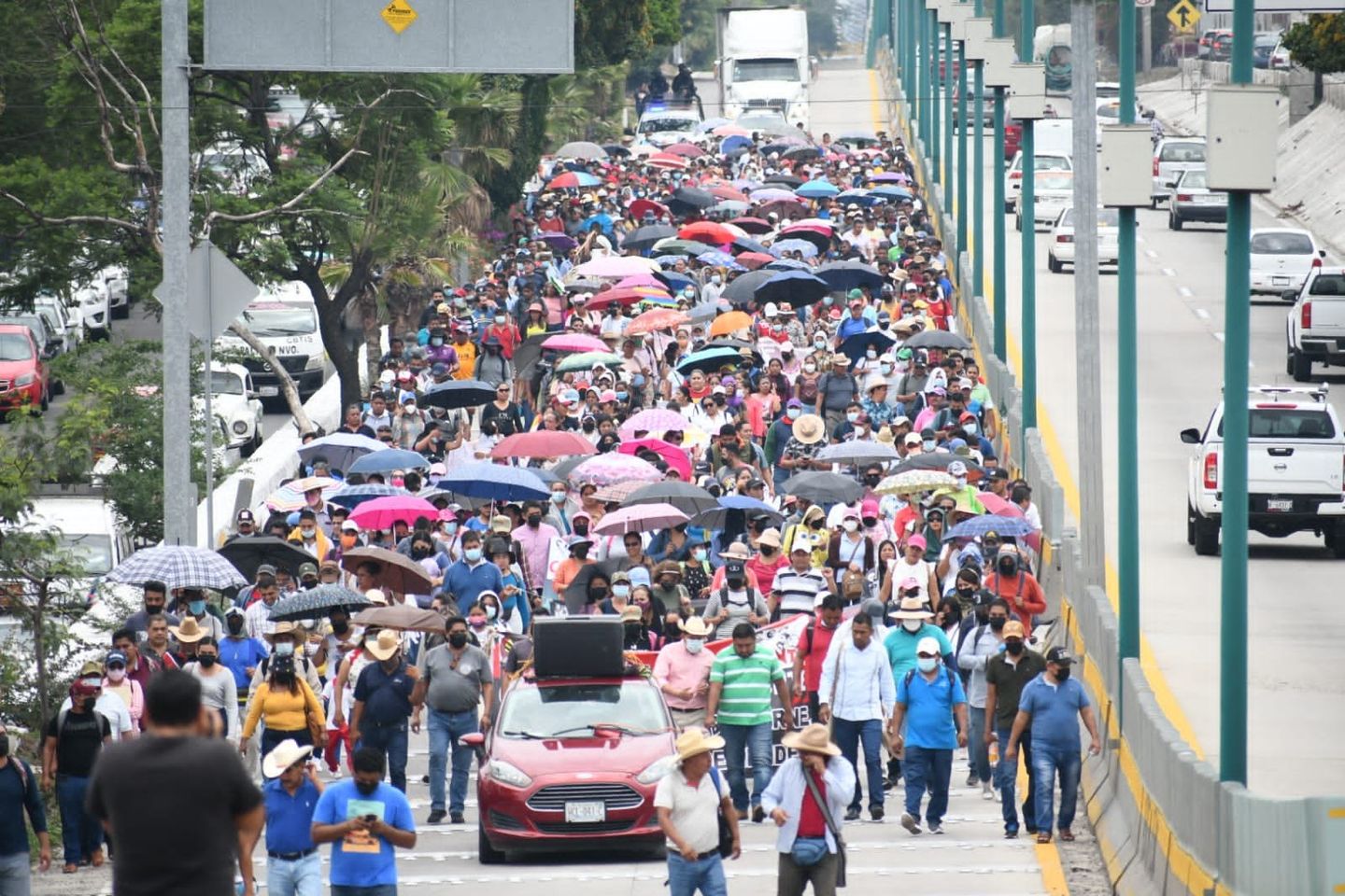 CETEG marcha y bloquea la Autopista del Sol, en Chilpancingo