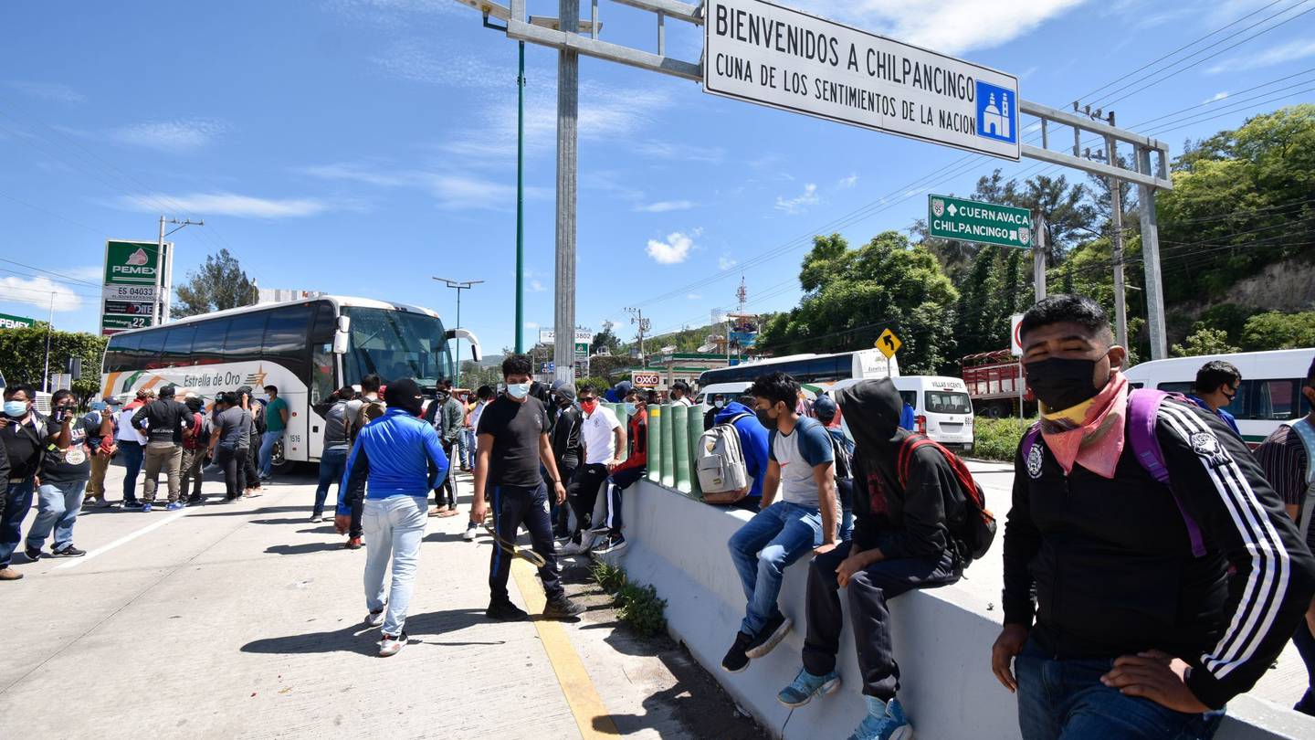 Bloquean normalistas de Ayotzinapa la Autopista, se llevan 3 autobuses y 3 camionetas￼
