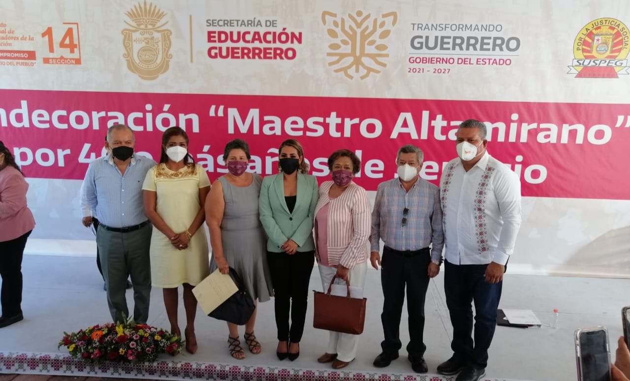 Entrega gobernadora condecoraciones y preseas “Maestro Altamirano” a docentes￼