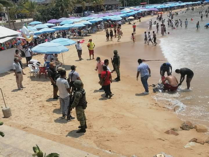 Hallan a cadáver flotando en playa Caleta de Acapulco