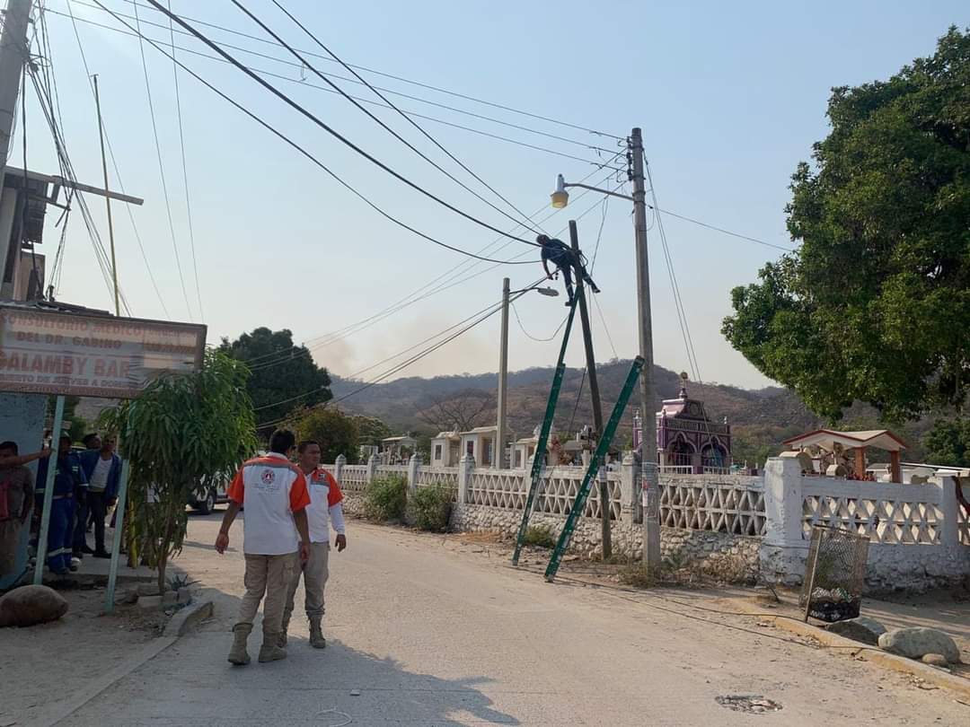 Muere trabajador al electrocutarse con cables de luz en Tecpan de Galeana