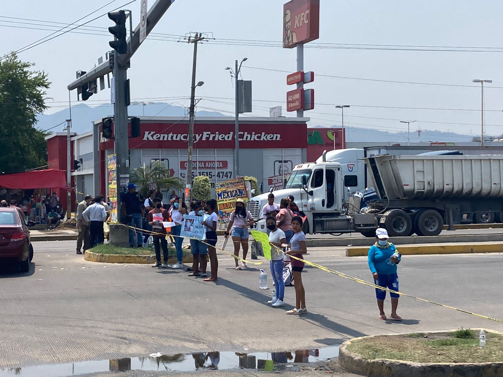 Nuevo bloqueo en Acapulco; exigen intervención para jóvenes desaparecido