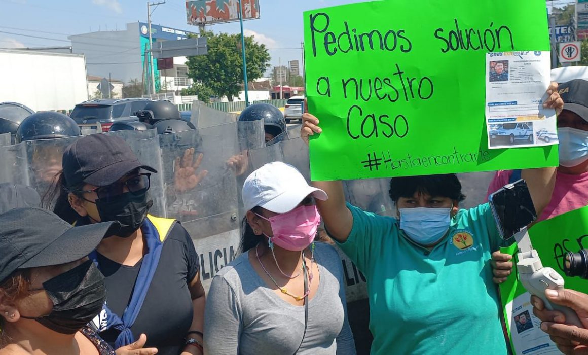 Policías desalojan a familiares de taxista desaparecido que bloqueaban la autopista en Chilpancingo
