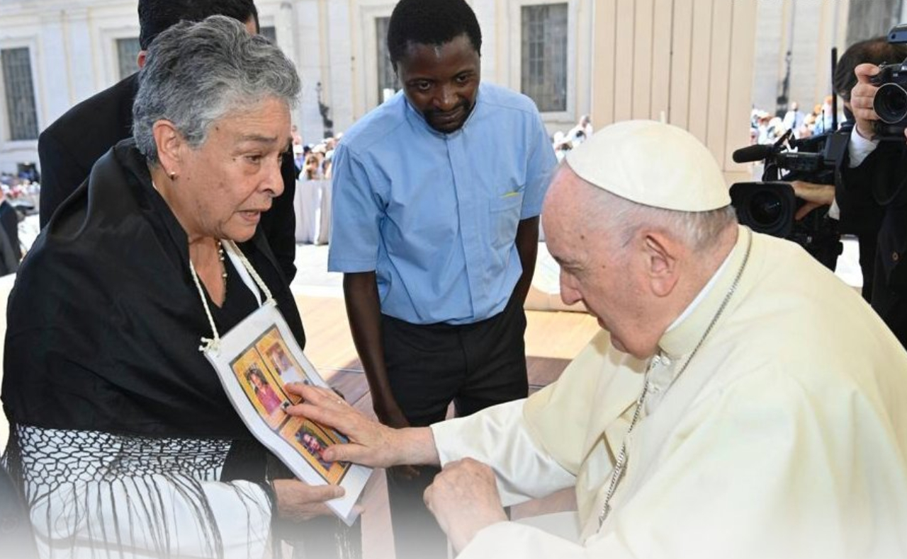 Papa Francisco recibe a madre mexicana con 4 hijos desaparecidos