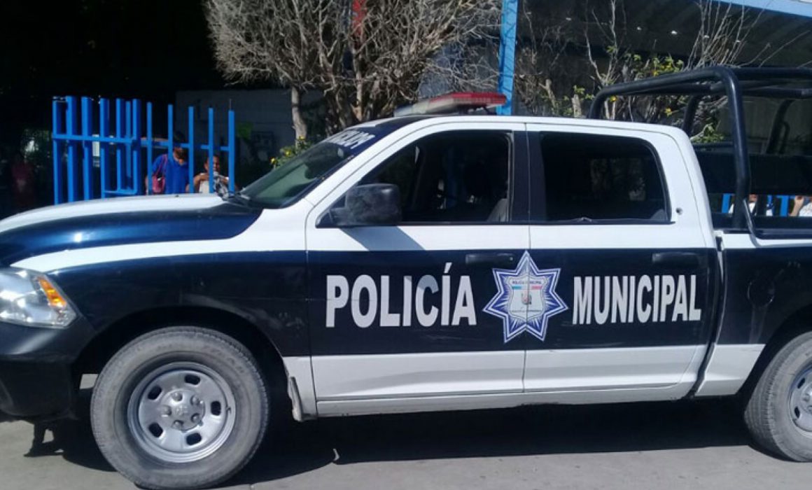 Comerciantes de Acapulco se enfrentan a policías con palos y hasta con verduras