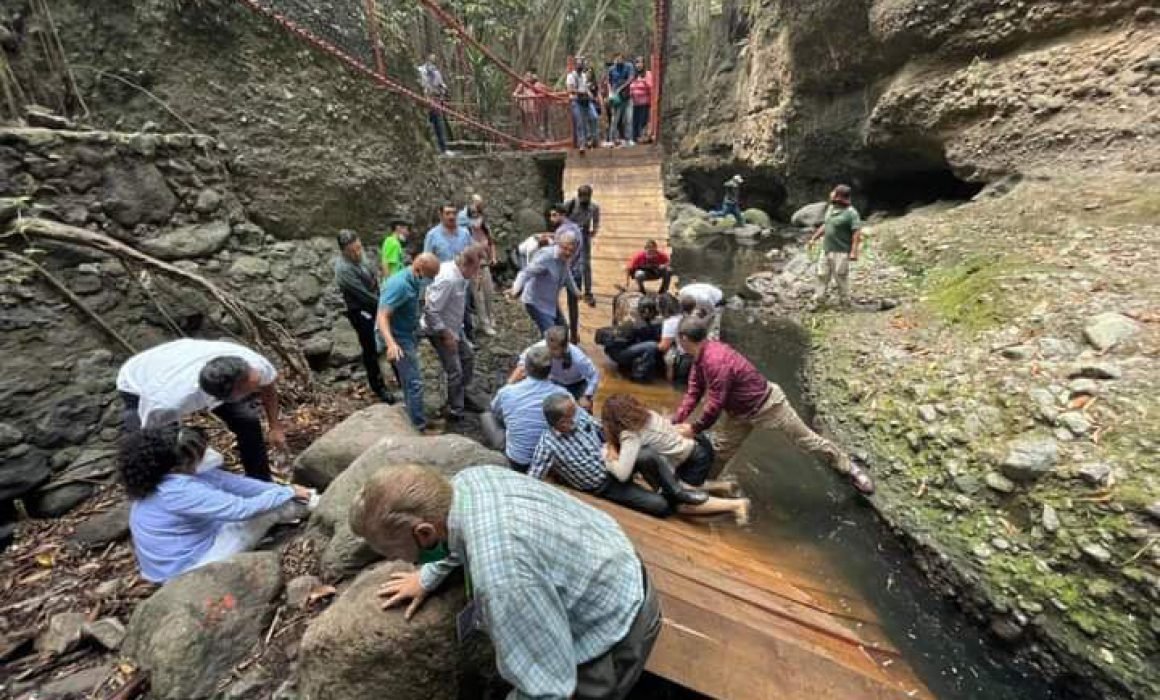 Funcionarios de Cuernavaca caen en la inauguración de un puente colgante