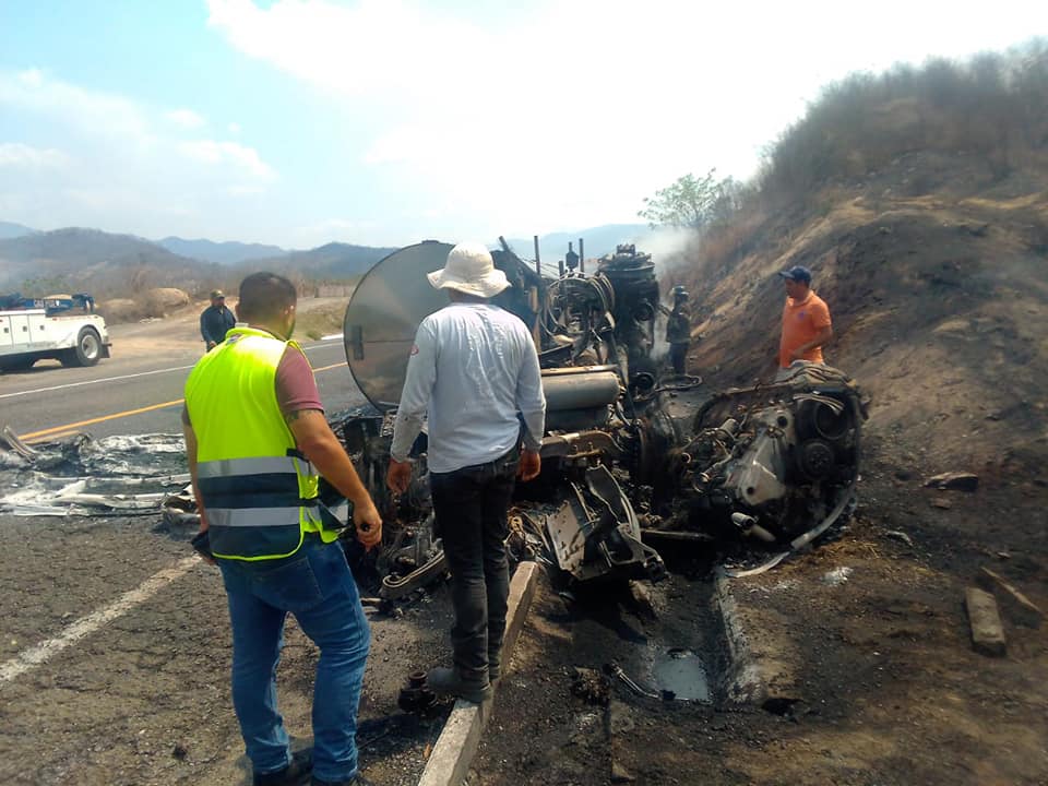 Vuelca pipa y se incendia caseta de conductor en La Unión, Guerrero