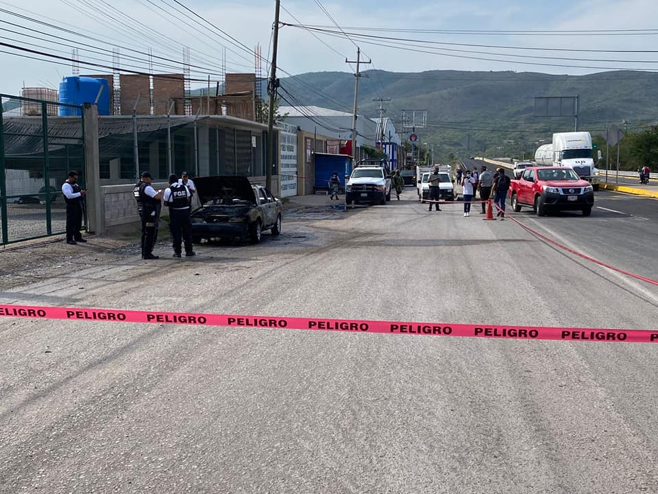 Continúa quema de vehículos; incendian dos taxis de Chilpancingo en Petaquillas