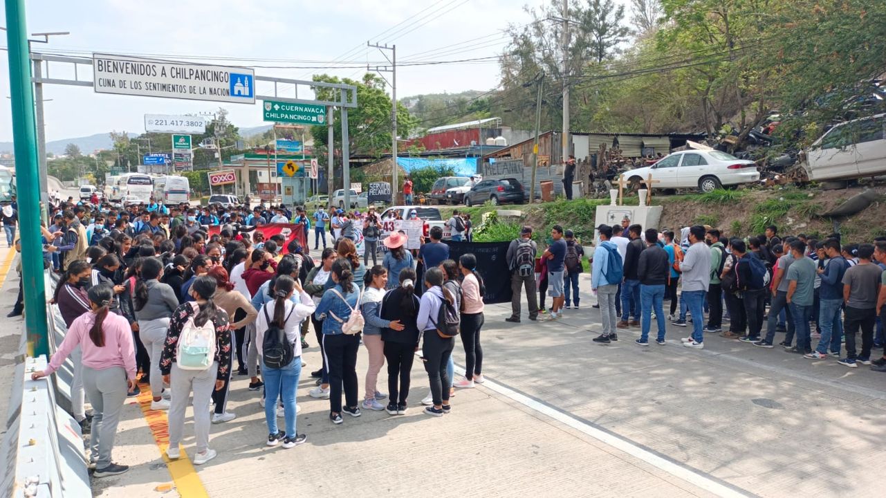Estudiantes de Ayotzinapa bloquean la Autopista del Sol