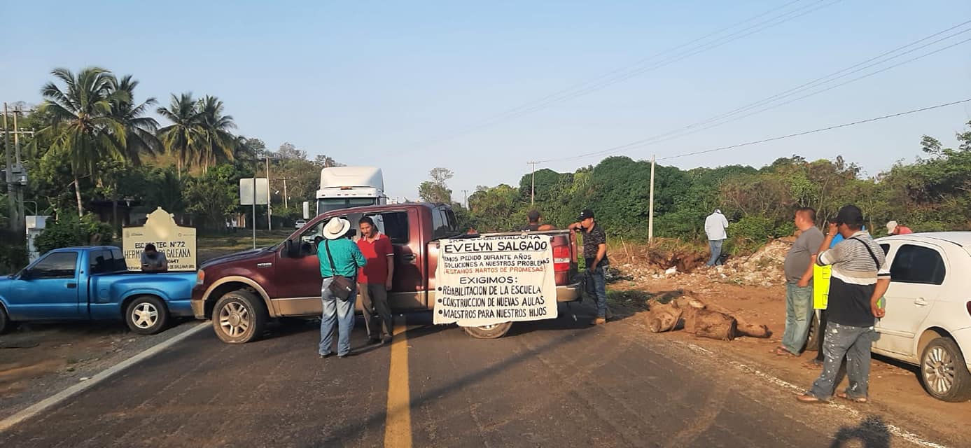 Bloquean la carretera en Tecpan; piden reconstrucción de escuela