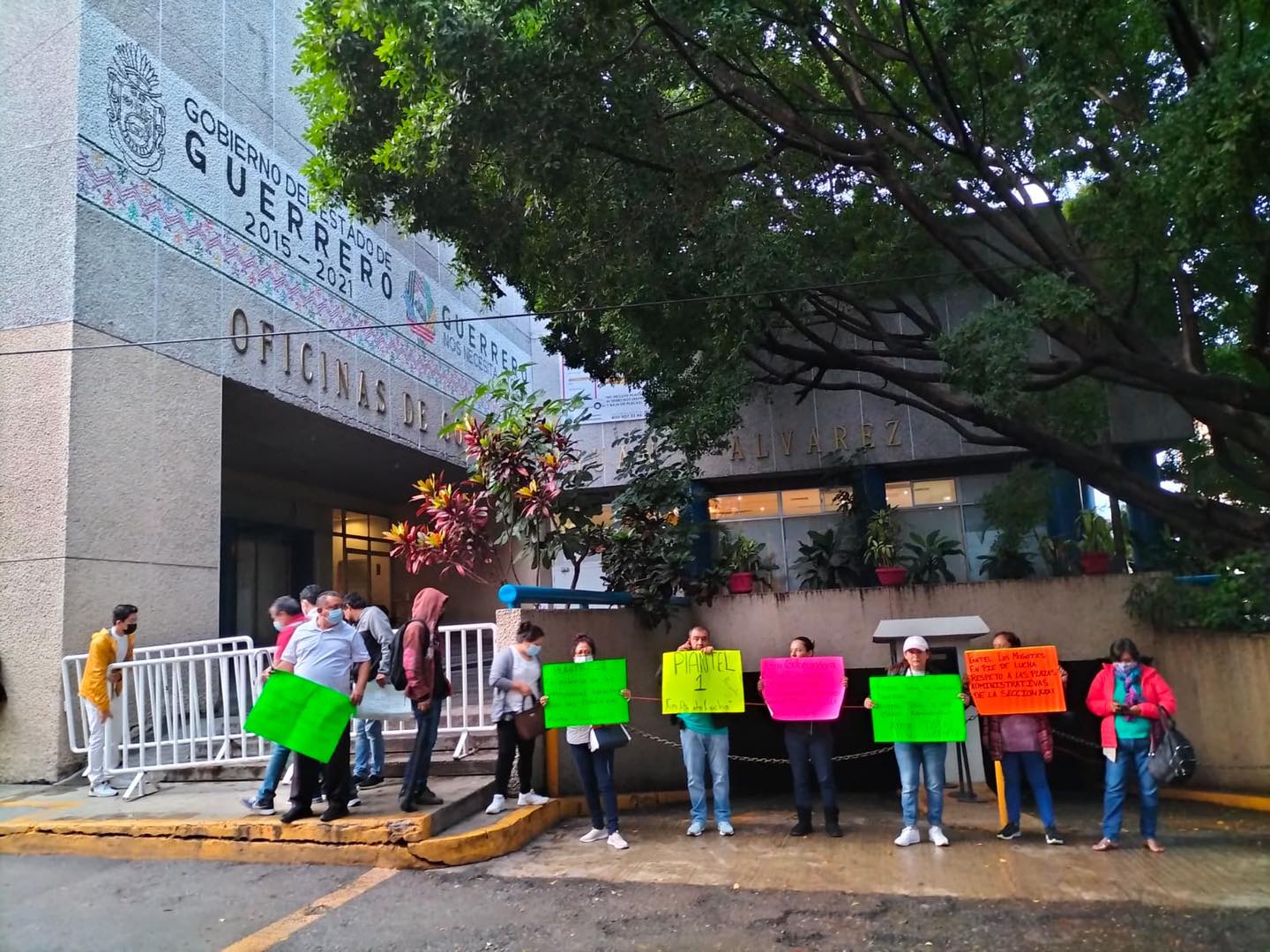 Trabajadores de Bachilleres toman el edificio de Finanzas en Chilpancingo