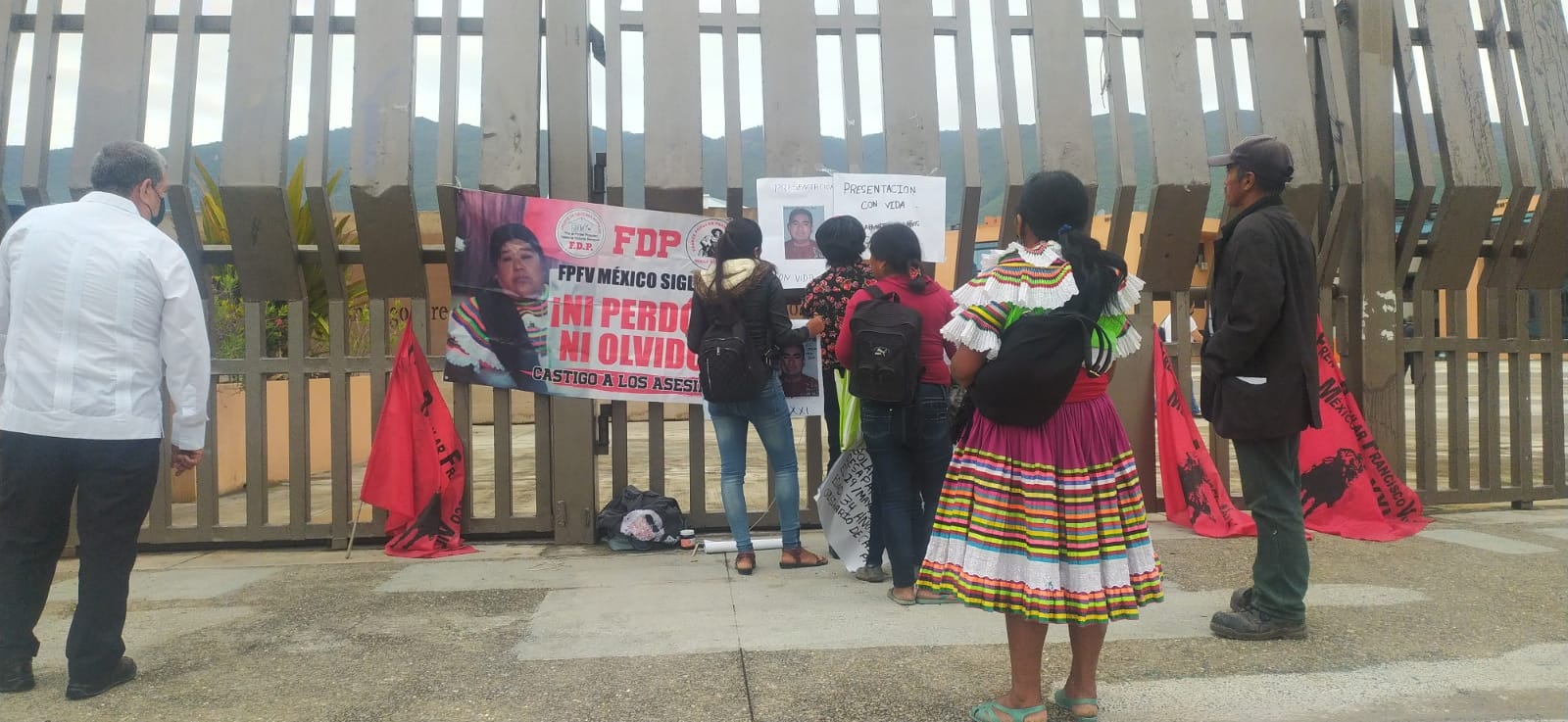 Protesta FDP en Palacio de Gobierno; exige localización de un activista