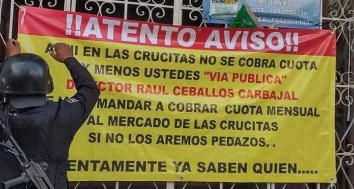 Amanecen lonas en rechazo al cobro de cuotas en Acapulco; hay un funcionario involucrado