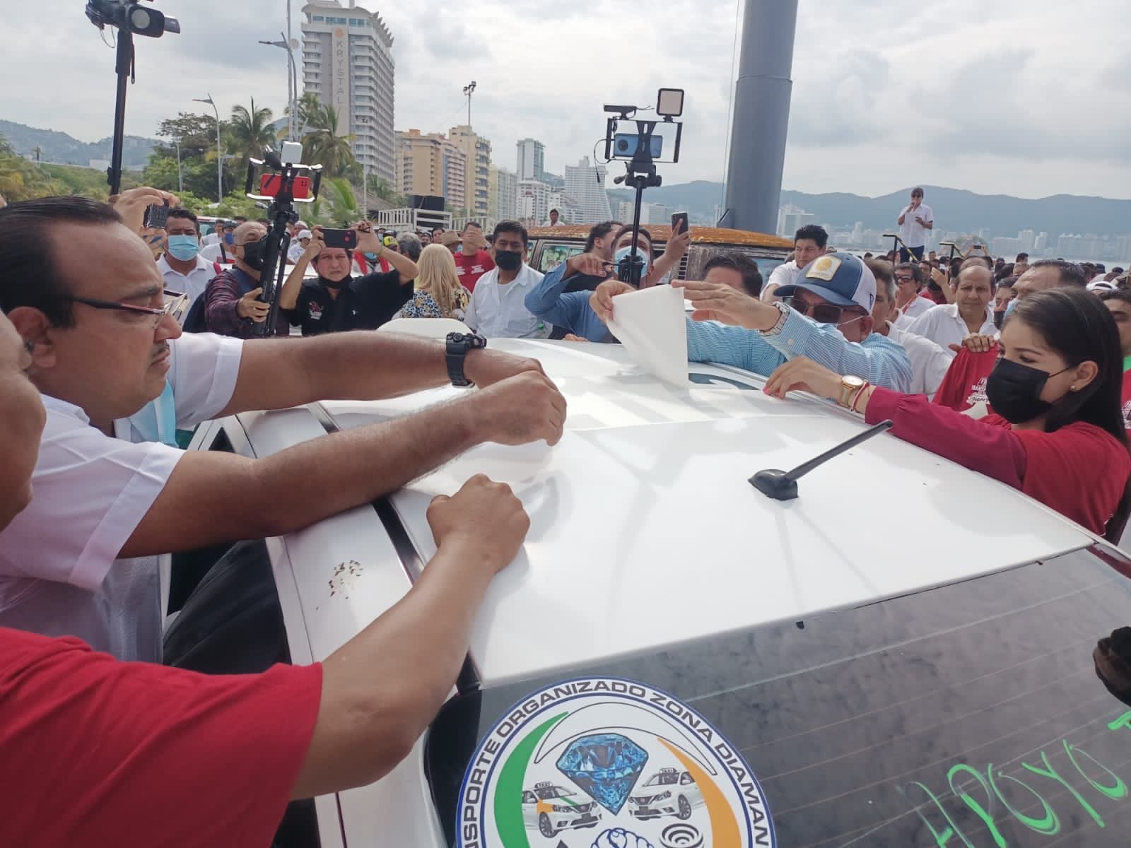 Transportistas de Guerrero pegan números económicos en toldos para mayor control y seguridad de las unidades