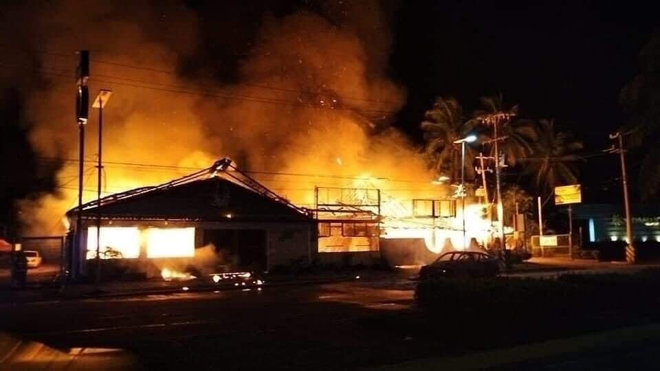 Se incendian dos restaurantes en la zona Diamante de Acapulco