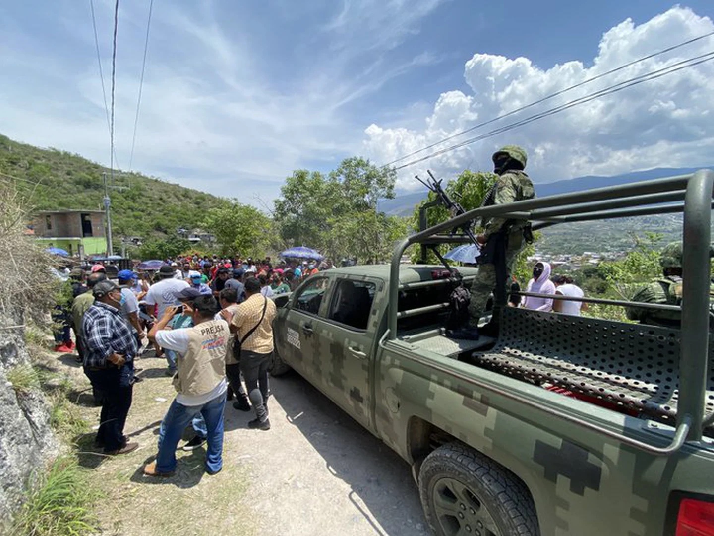 Pobladores en Petaquillas, en Chilpancingo, liberan a militares; los retuvieron 9 horas