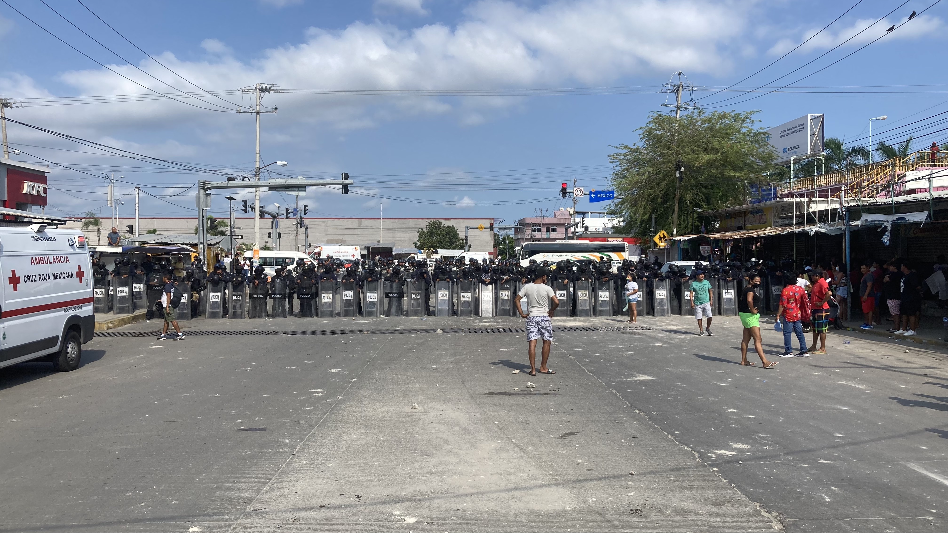 Repelen a golpes a familiares de luchador exótico y activista desaparecido en Acapulco