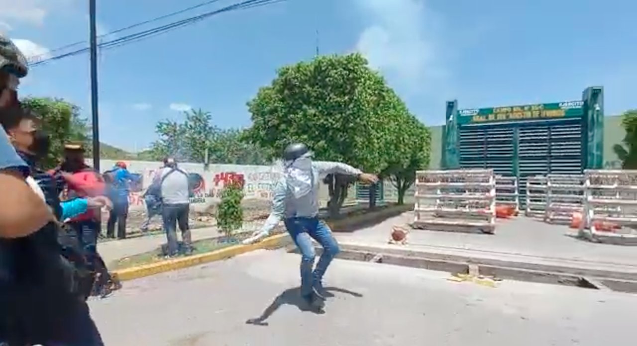 Con piedras y petardos, normalistas de Ayotzinapa atacan Campo Militar en Iguala