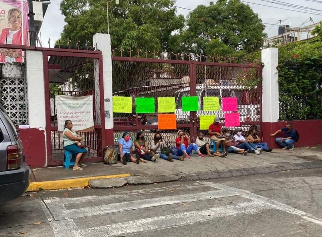 Toman trabajadores despedidos las instalaciones del DIF Acapulco