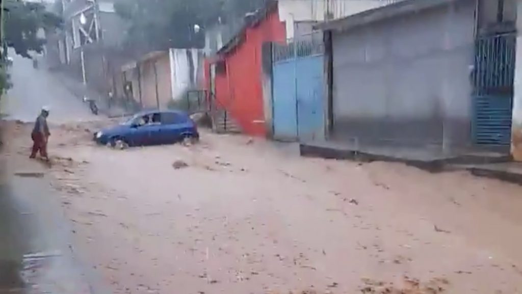Lluvia en Ometepec arrastró vehículos e inundó viviendas