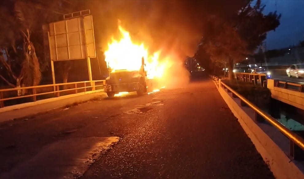 Dos vehículos del transporte público fueron incendiados en Chilpancingo