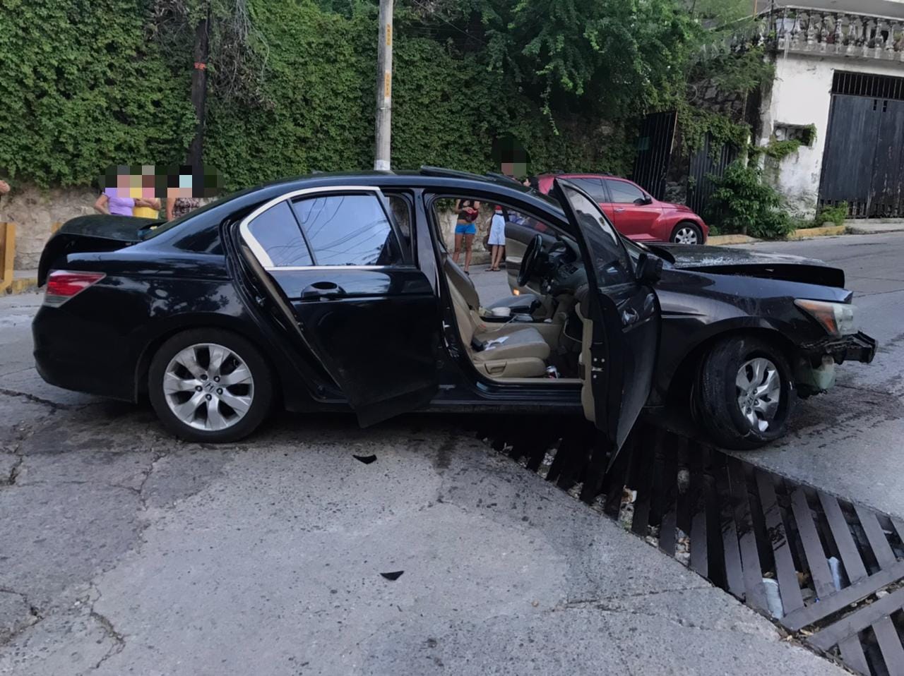 Conductor atropella a una familia en fraccionamiento Las Playas, en Acapulco