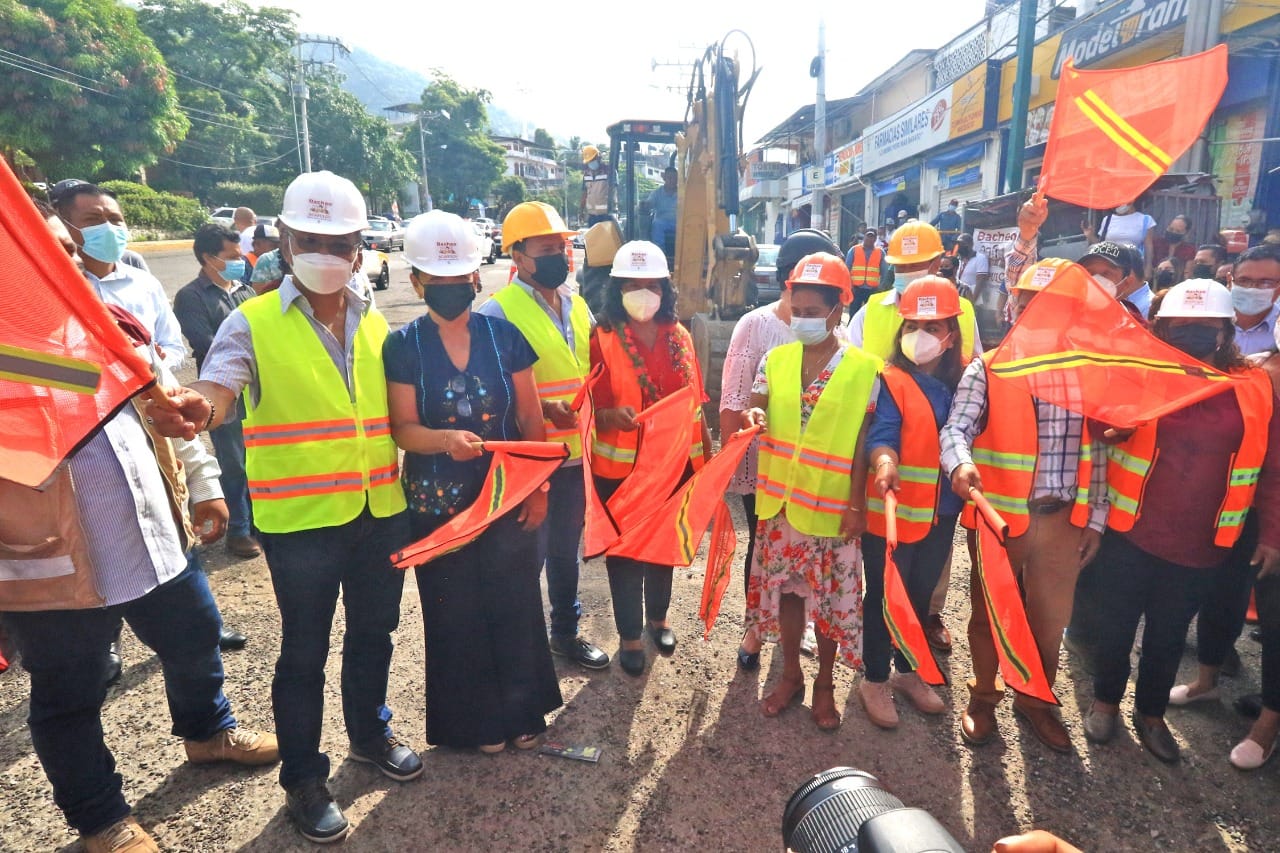 Alcaldesa Abelina López da banderazo a programa de bacheo en Acapulco