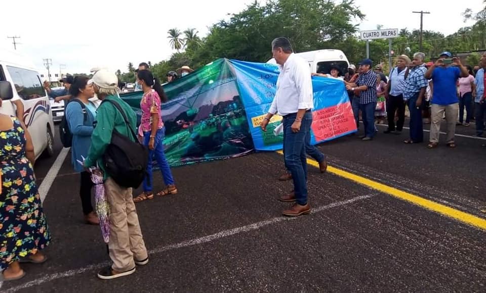 Bloquean familiares de víctimas de la Guerra Sucia, la carretera en Atoyac de Álvarez