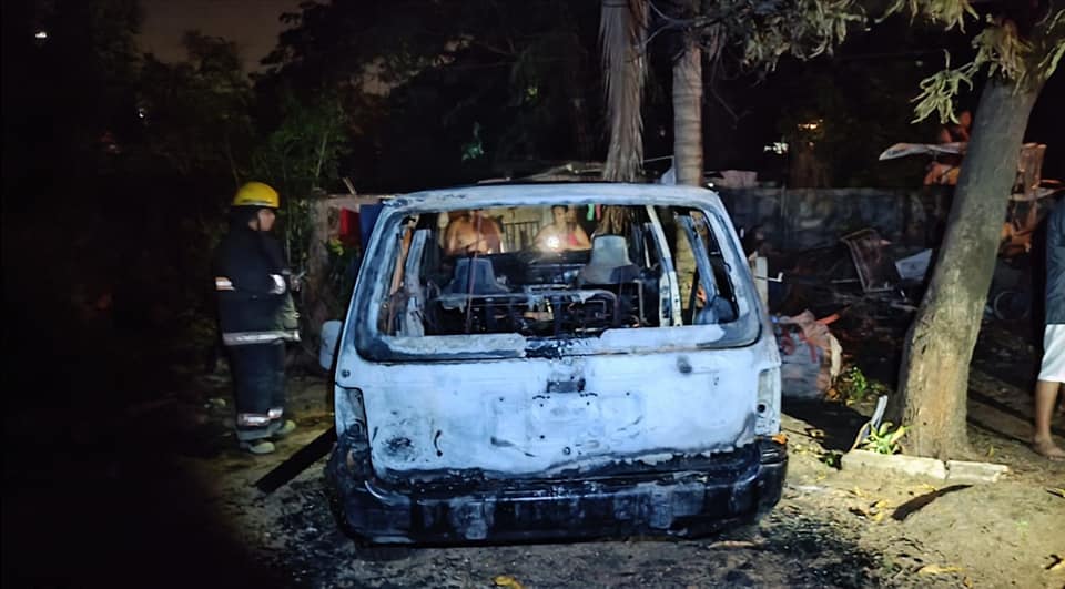 Tres vehículos incendiados en la Sinaí