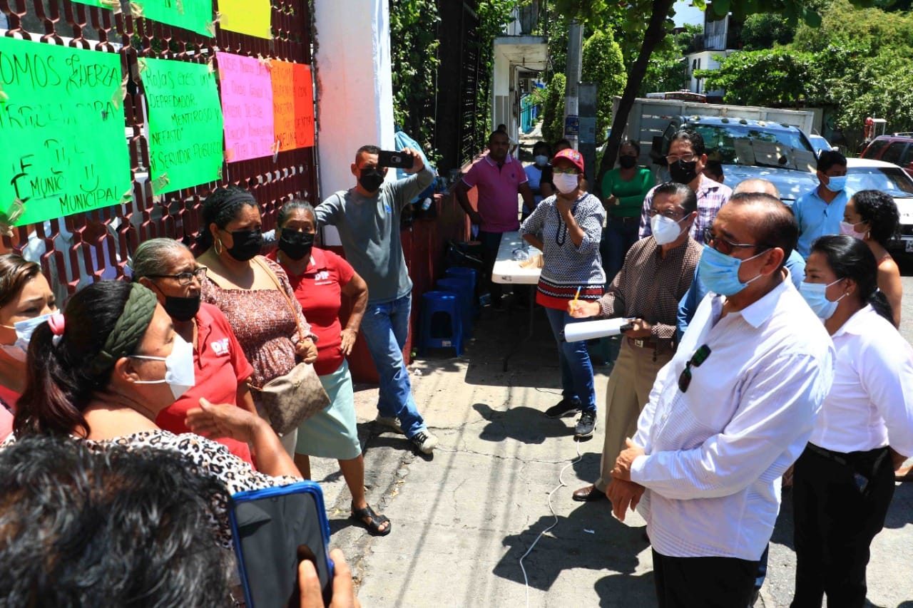 Agota diálogo DIF Acapulco con ex trabajadores que están en paro