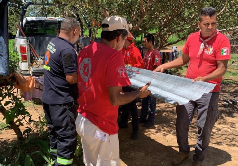 Entregan apoyos a familias afectadas por lluvias en Atoyac de Álvarez