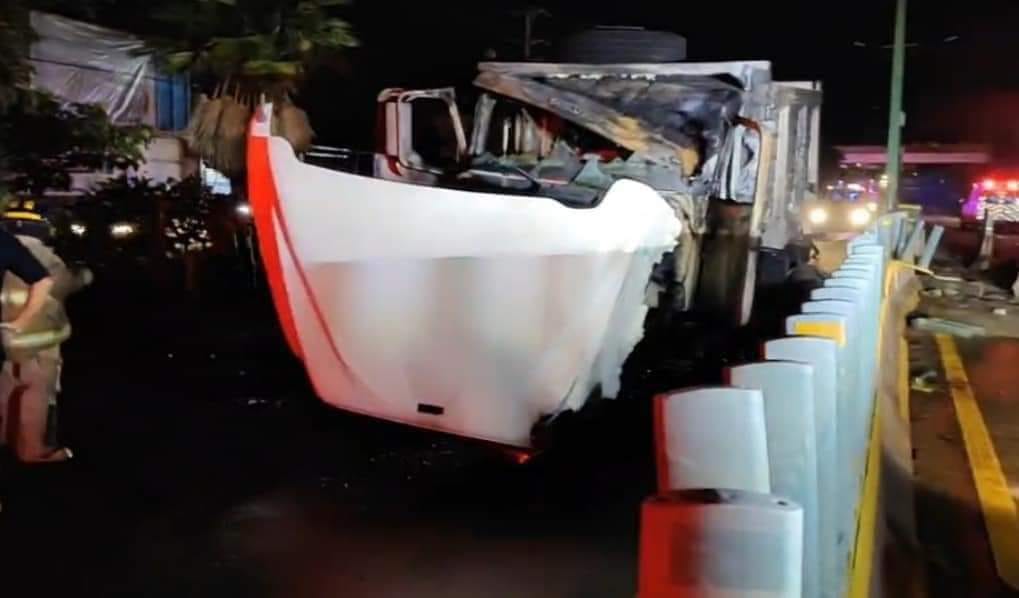 Se incendia un camión tras chocar en el bulevar de Chilpancingo