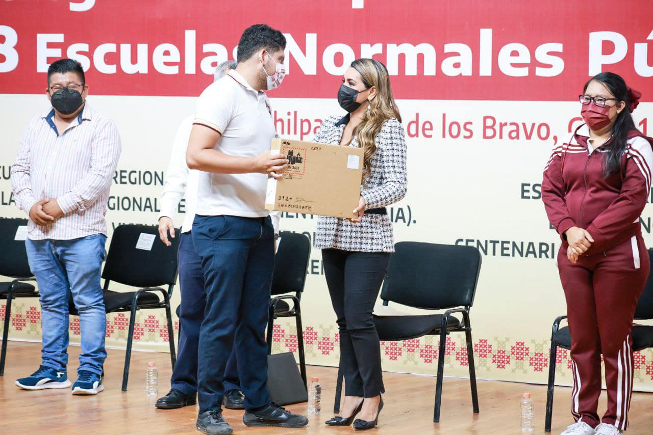 Evelyn Salgado entrega equipos de cómputo a mil 305 estudiantes normalistas de Guerrero
