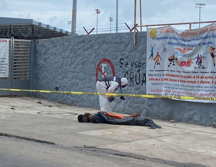 Dejan a hombre asesinado con torniquete atrás de la UDA en Acapulco