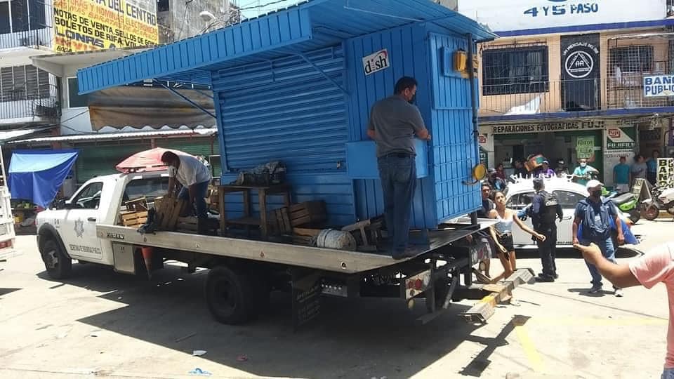 Desalojan a comerciantes de puestos semifijos del Centro de Acapulco￼