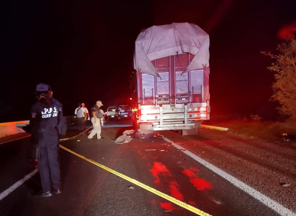 Muere Policía Auxiliar al chocar la patrulla contra un camión torton en Acapulco