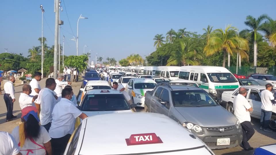 Transportistas continúan con pega de calcomanías de identificación en Acapulco