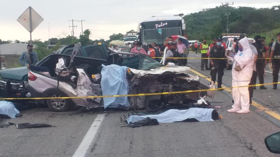Mueren nueve personas en un accidente en los límites de Atoyac de Álvarez y San Jerónimo