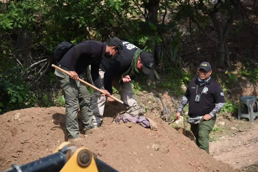 Buscan al menos a 30 personas en fosas clandestinas en la Montaña de Guerrero