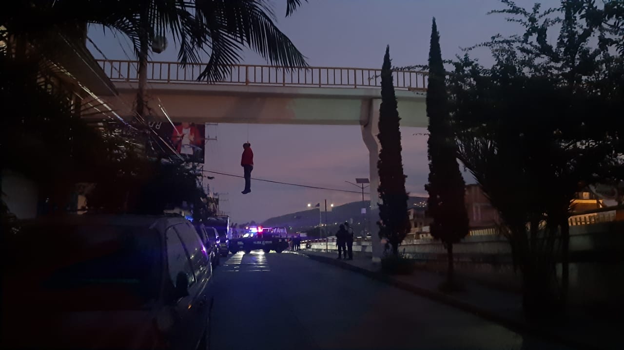 Hallan cuerpo de un hombre colgado en un puente en Chilpancingo