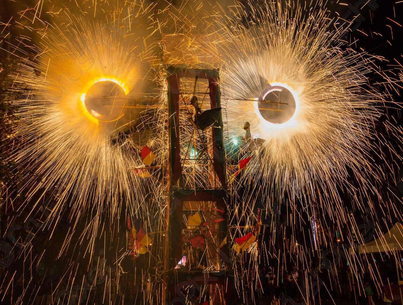 Un castillo de pirotecnia cae sobre habitantes de San Miguel Totolapan en Guerrero