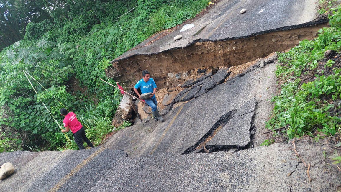 Colapsa carretera en el municipio de Atoyac de Álvarez