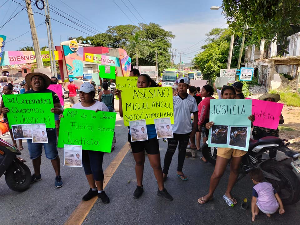 Bloquean Pie de la Cuesta en Acapulco para exigir justicia por mujer que murió atropellada