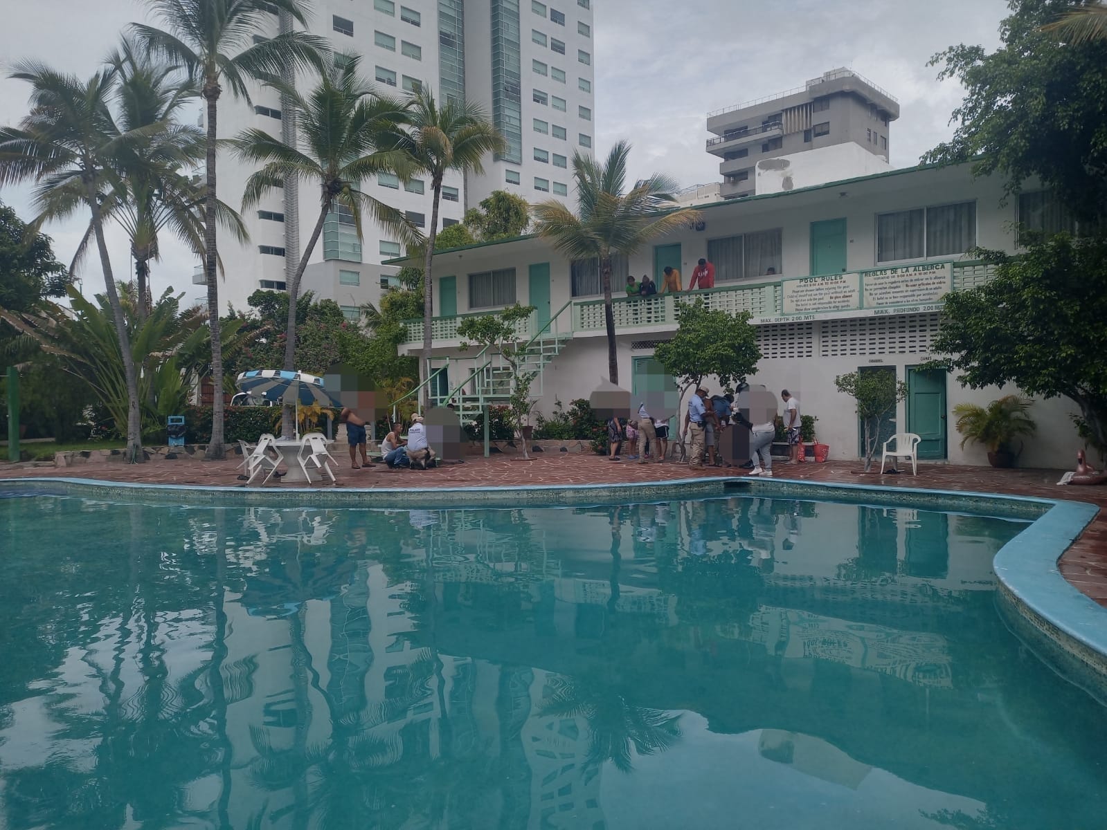 Cae menor de edad a una alberca en un hotel en la avenida Costera en Acapulco