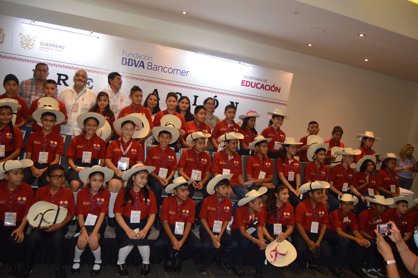 Premia la Secretaría de Educación Guerrero a los 48 mejores promedios de la Olimpiada Infantil