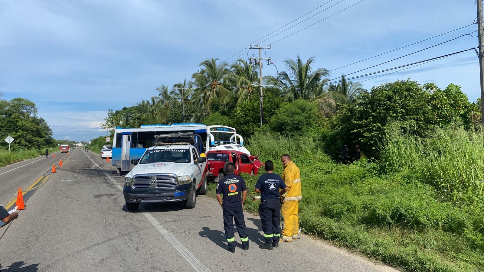 Deja tres muertos accidente automovilístico en la carretera a Barra Vieja en Acapulco